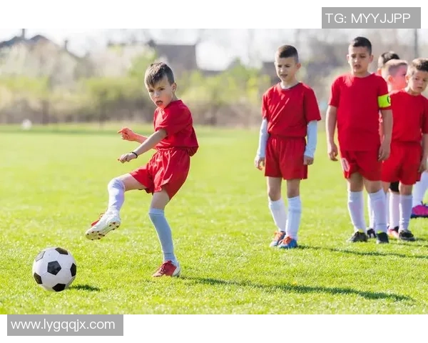 足球明星与小孩的温馨互动视频引发热议引导关注儿童成长